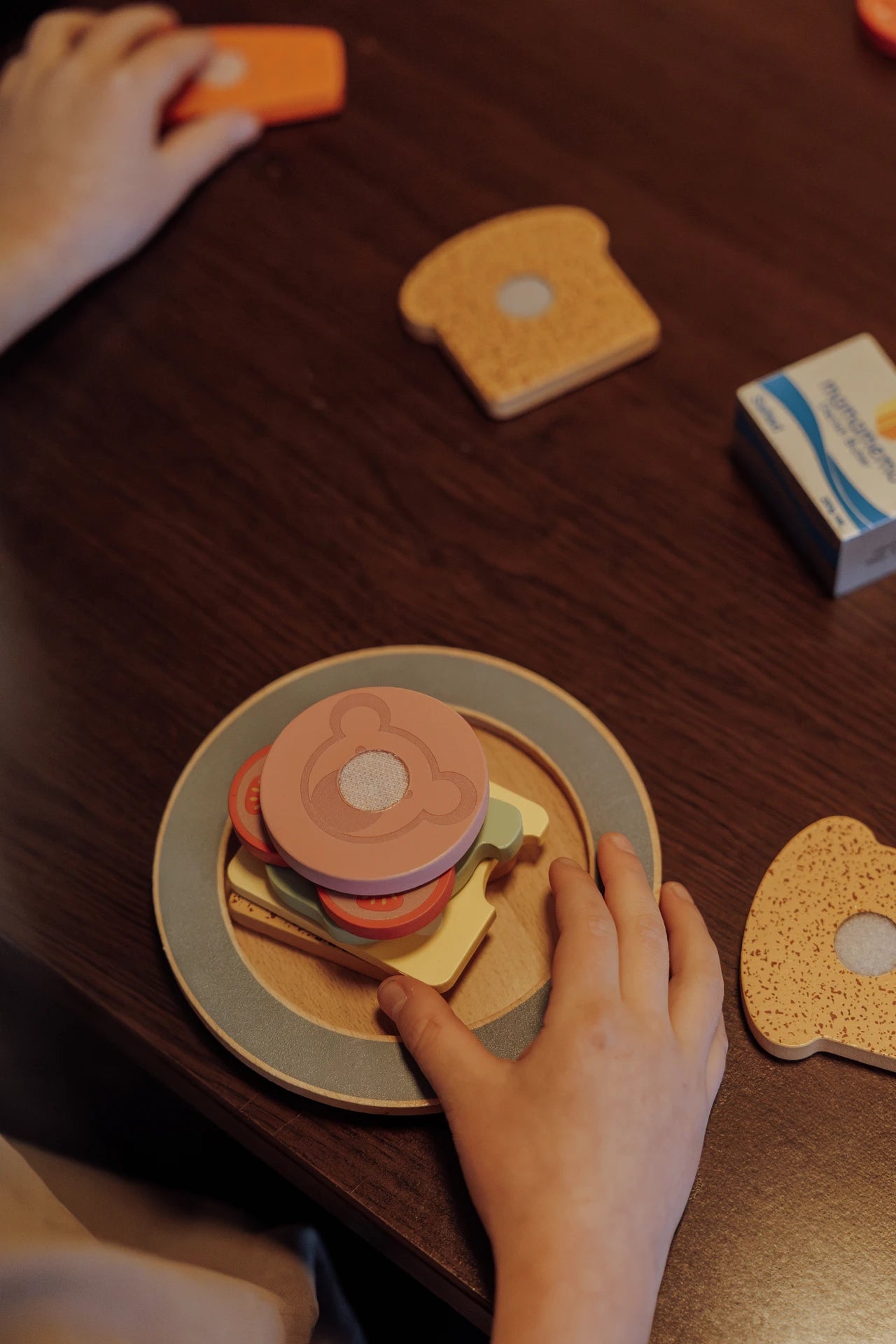 MAMAMEMO® Sandwich i træ – legemad med pålæg, brød & velcro (2+)