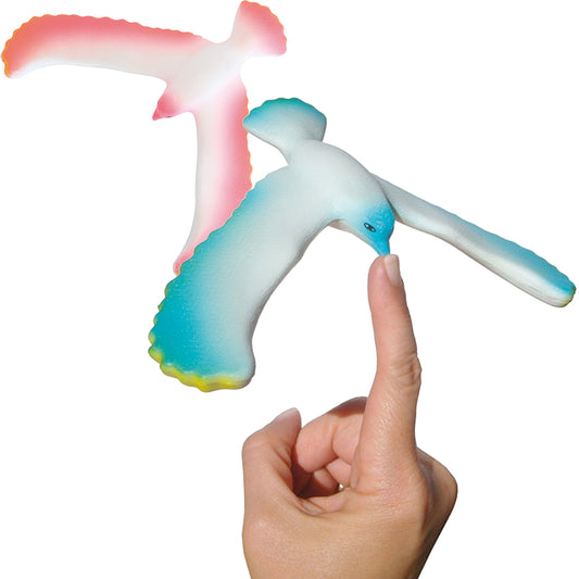 Moulin Roty magisk balancefugl i pink og blå, hvor den ene fugl balancerer på næbbet på en finger