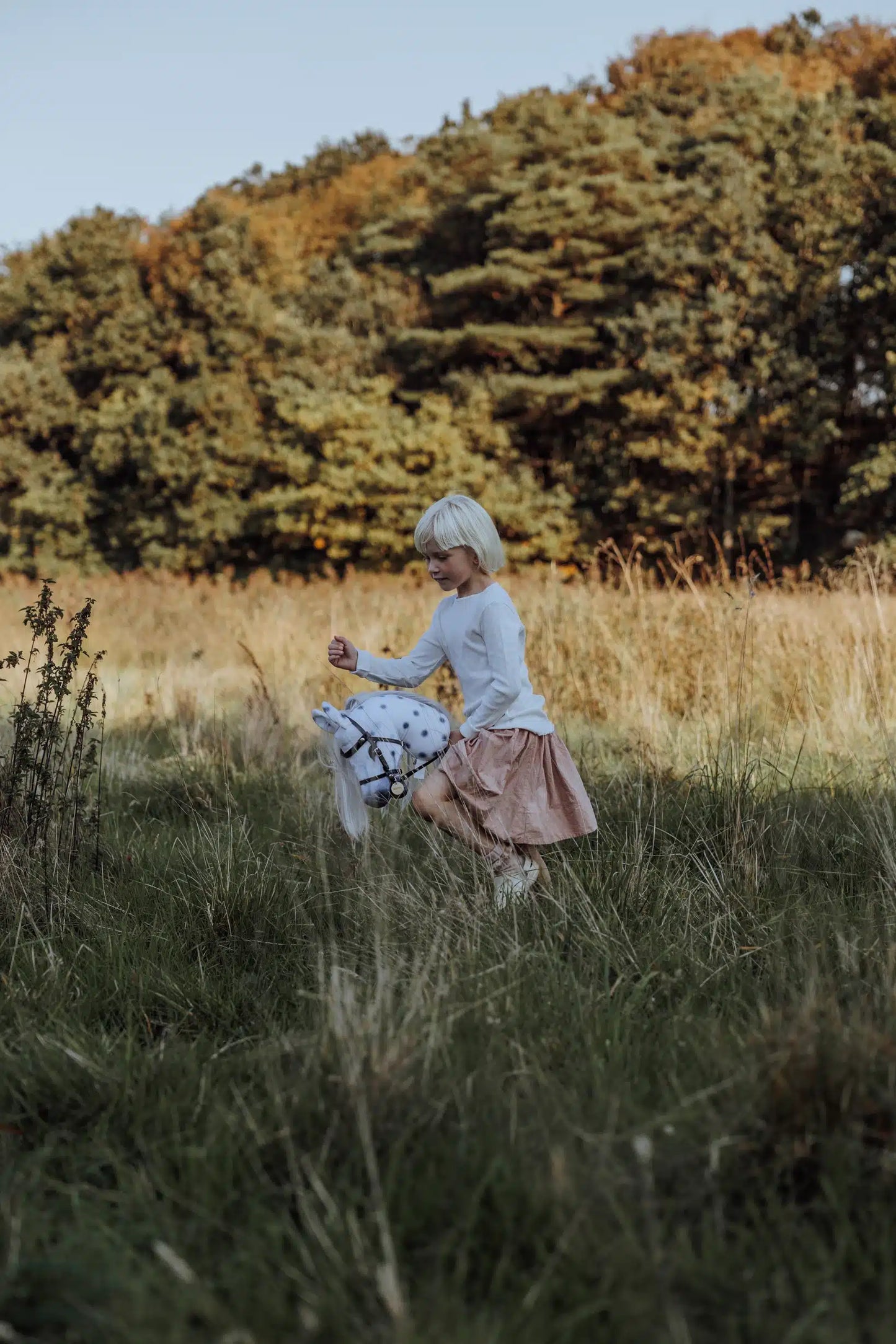 byASTRUP – Kæphest Magic plettet med hovedtøj  + En GRATIS lege ridehjelm pr. Ordre