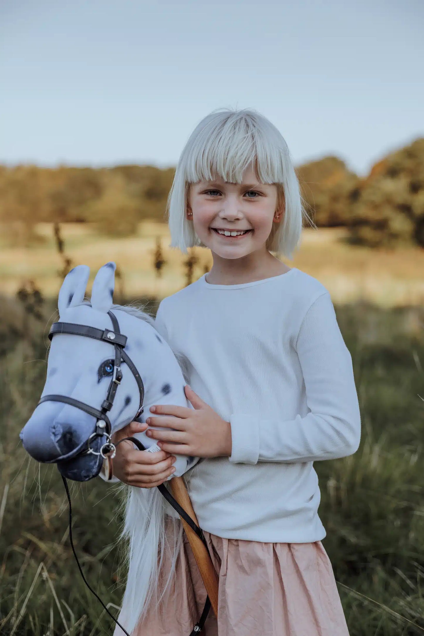 byASTRUP – Kæphest Magic plettet med hovedtøj  + En GRATIS lege ridehjelm pr. Ordre