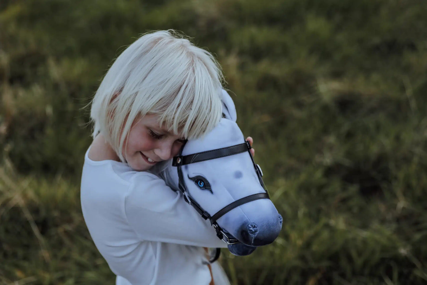 byASTRUP – Kæphest Magic plettet med hovedtøj  + En GRATIS lege ridehjelm pr. Ordre