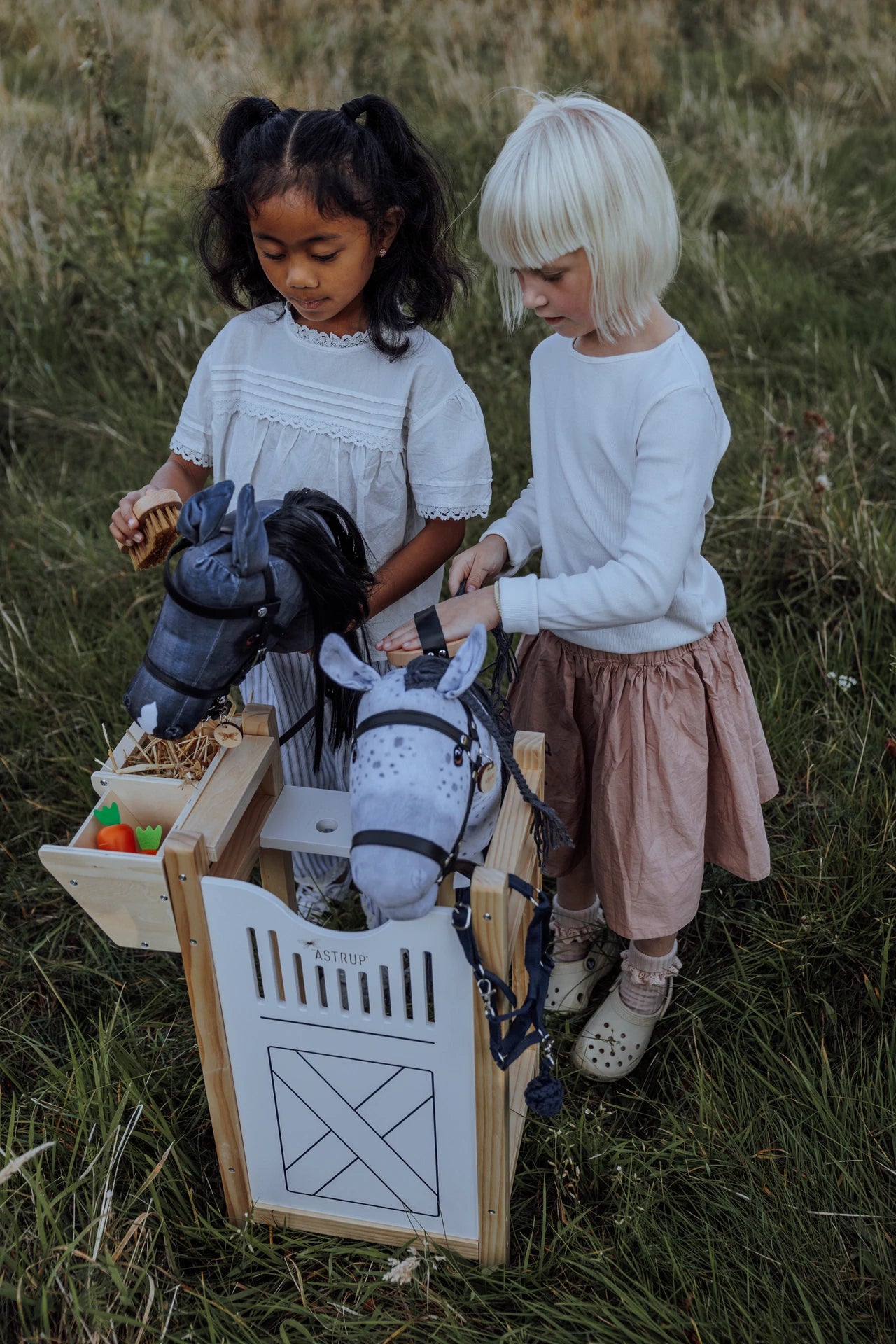 byASTRUP Hesteboks til 2 Kæpheste | Robust Opbevaring & Stald til Hobbyhorses