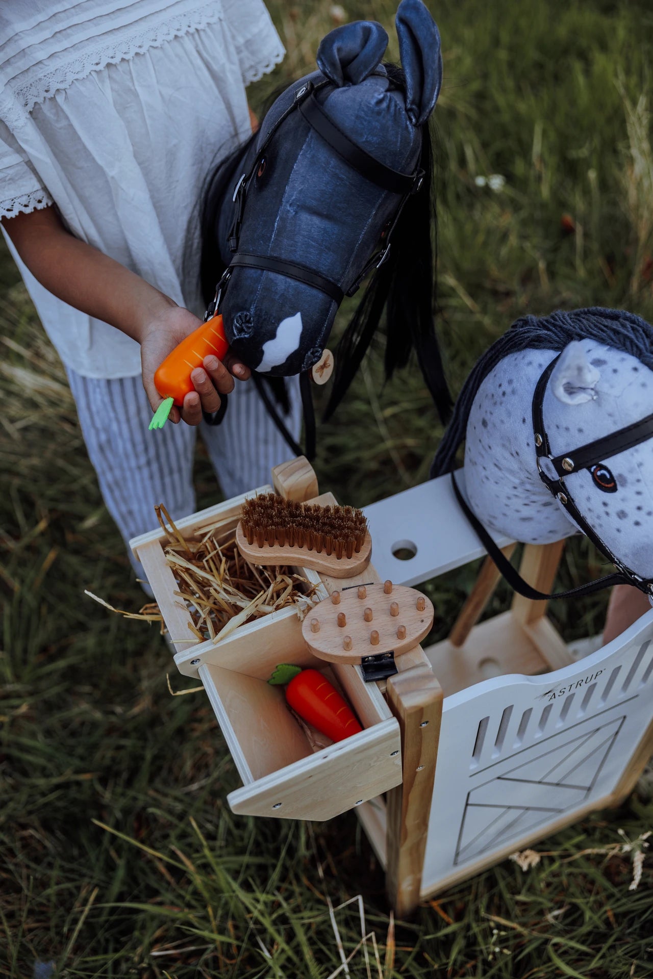 byASTRUP Hesteboks til 2 Kæpheste | Robust Opbevaring & Stald til Hobbyhorses