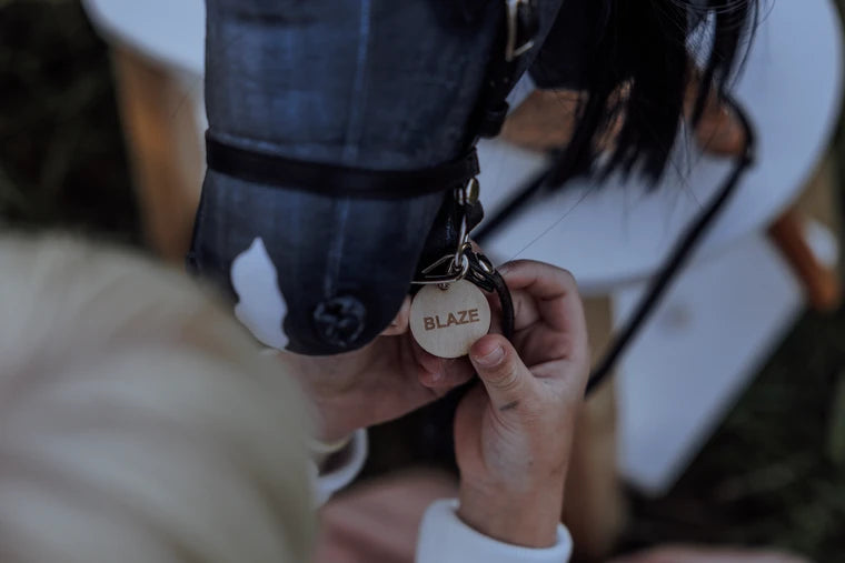 byASTRUP Kæphest Blaze – Grå/Sort  + En GRATIS lege ridehjelm pr. ordre | Realistisk Hobbyhorse med Hovedtøj