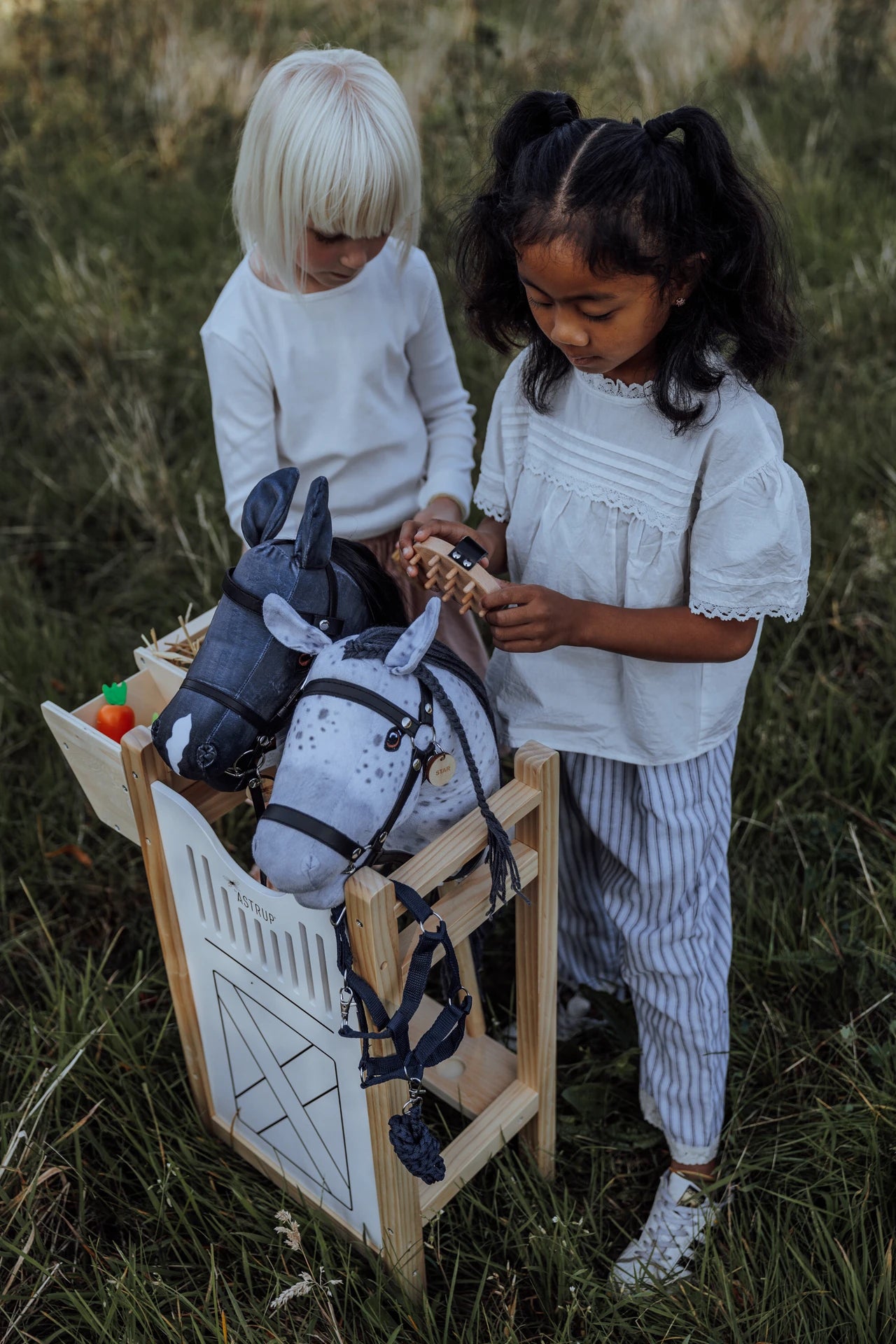 byASTRUP Kæphest Blaze – Grå/Sort  + En GRATIS lege ridehjelm pr. ordre | Realistisk Hobbyhorse med Hovedtøj