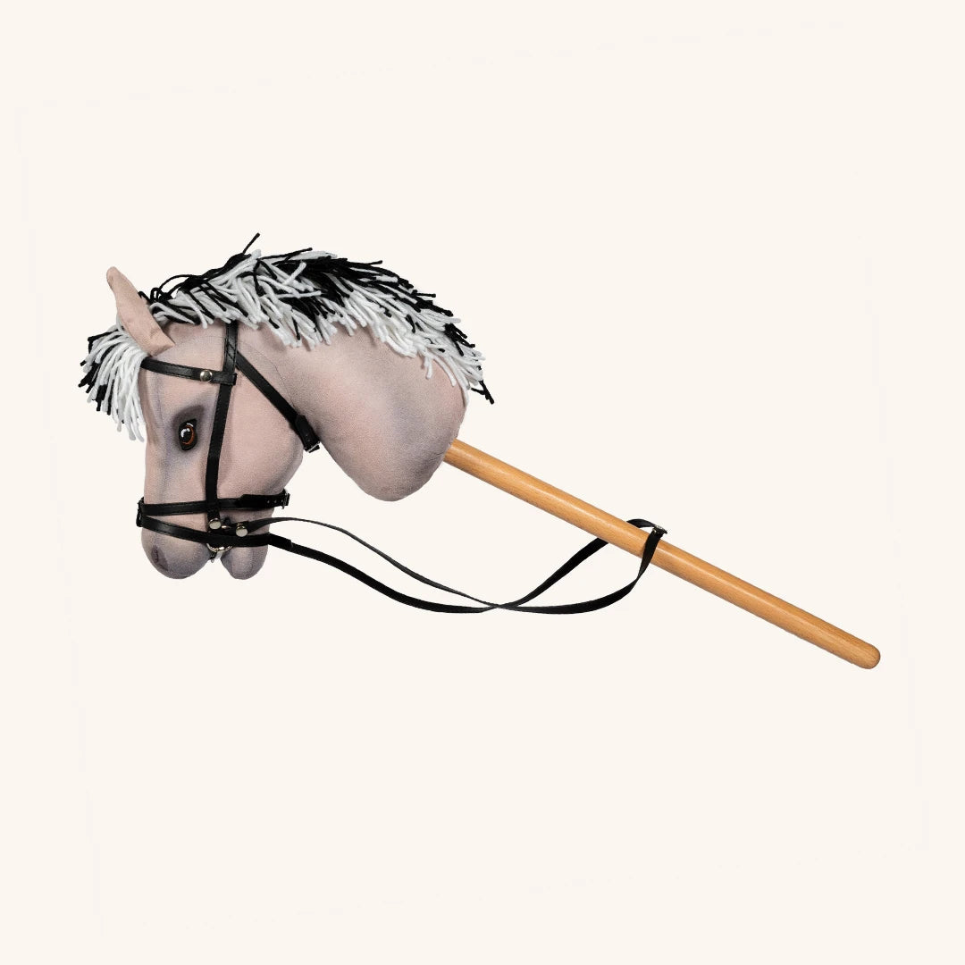 byASTRUP Kæphest Luna – + En GRATIS lege ridehjelm pr. Ordre Grå m. Kort Man | Realistisk Hobbyhorse Fjordhest