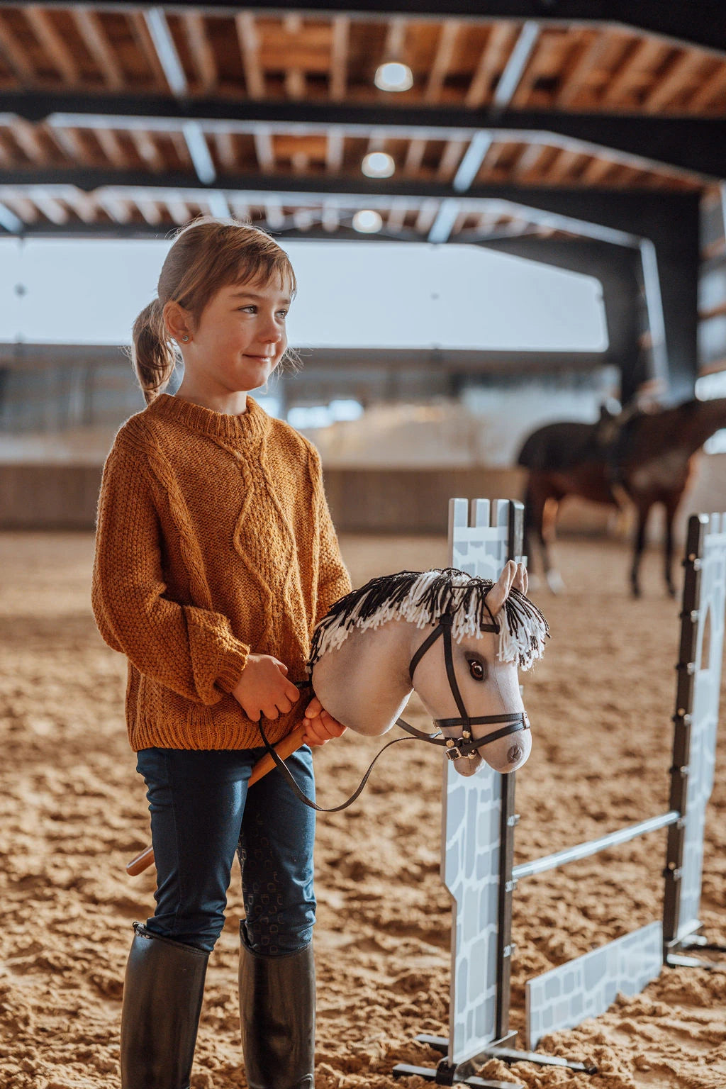 byASTRUP Kæphest Luna – + En GRATIS lege ridehjelm pr. Ordre Grå m. Kort Man | Realistisk Hobbyhorse Fjordhest