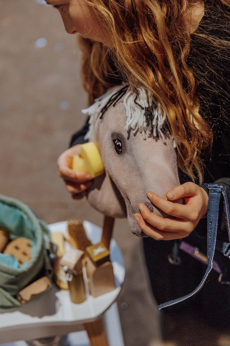 byASTRUP Kæphest Luna – + En GRATIS lege ridehjelm pr. Ordre Grå m. Kort Man | Realistisk Hobbyhorse Fjordhest