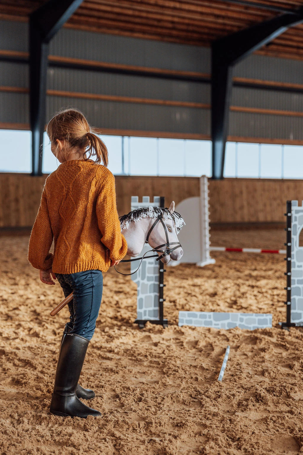 byASTRUP Kæphest Luna – + En GRATIS lege ridehjelm pr. Ordre Grå m. Kort Man | Realistisk Hobbyhorse Fjordhest