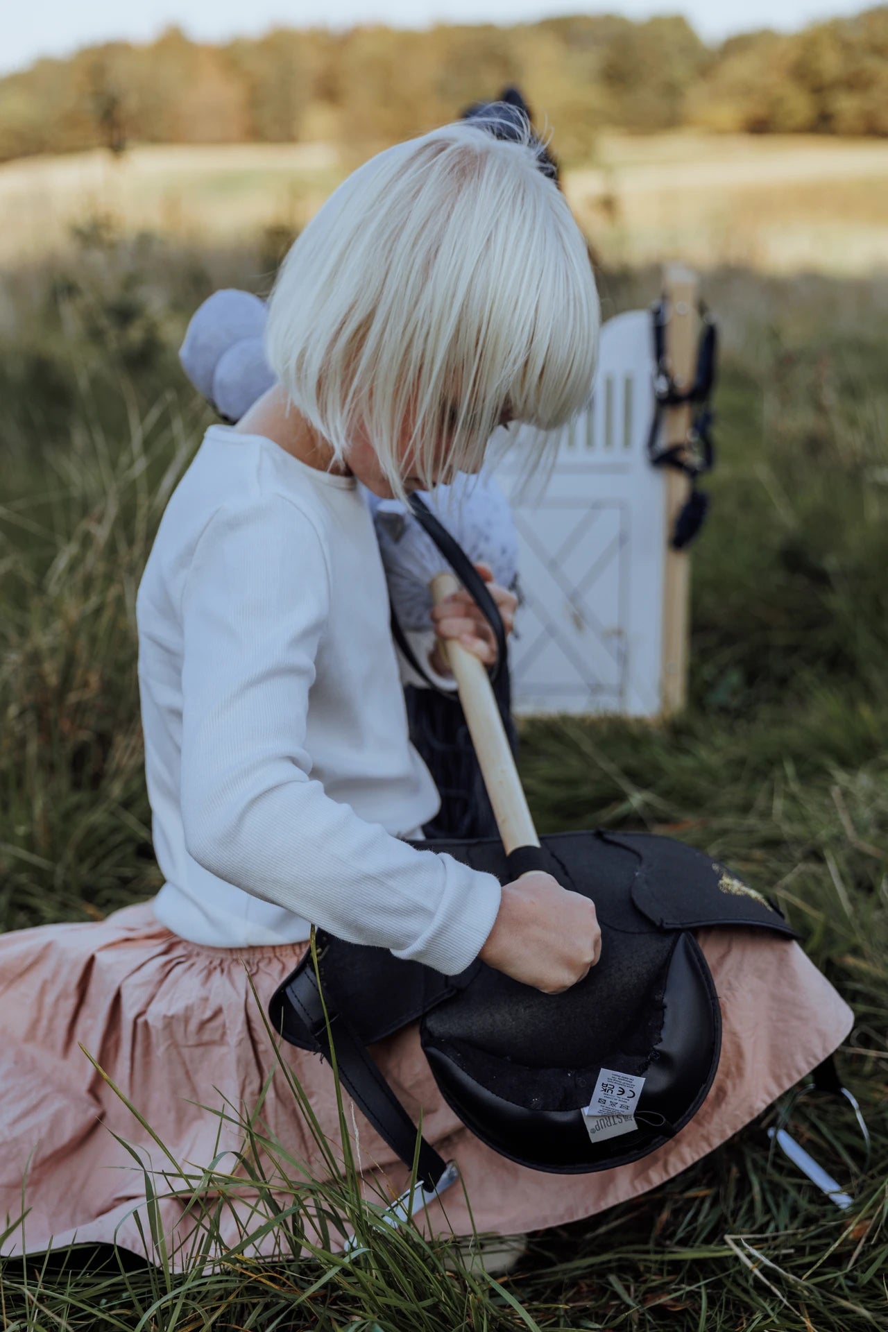 byASTRUP Kæphest Star – Gråskimmel  + En GRATIS lege ridehjelm pr. ordre | Realistisk Hobbyhorse m. Hovedtøj & Hale