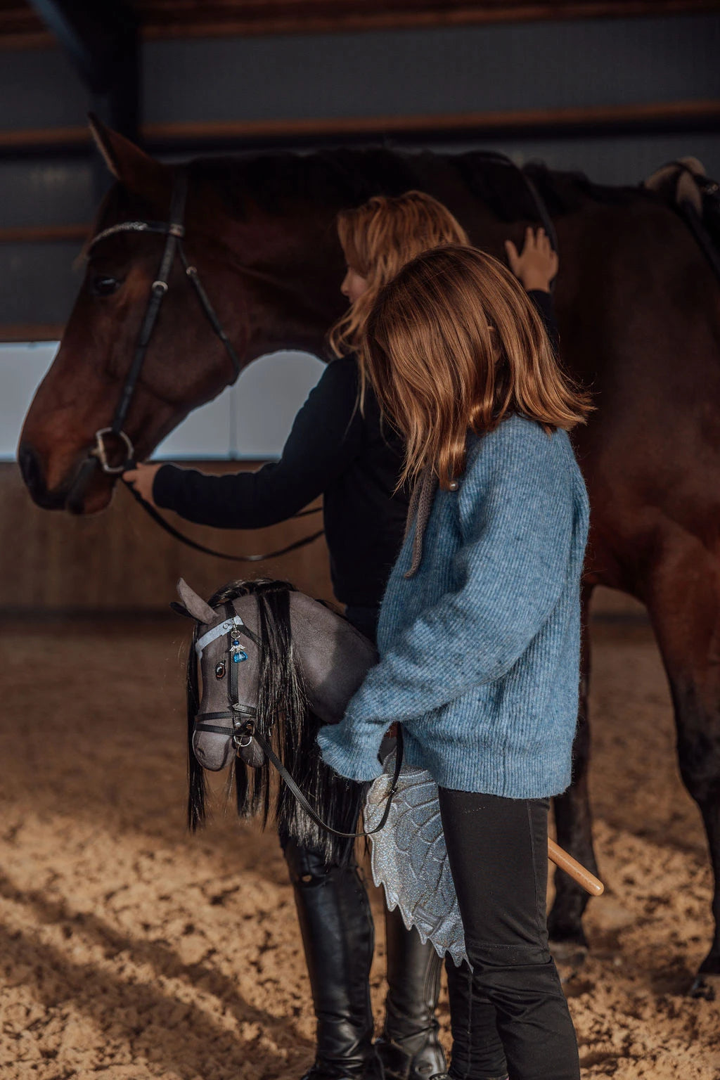 byASTRUP Kæphest Thor – Sort + En GRATIS lege ridehjelm pr. Ordre  | Realistisk Hobbyhorse med Kraftig Manke & Flotte Detaljer