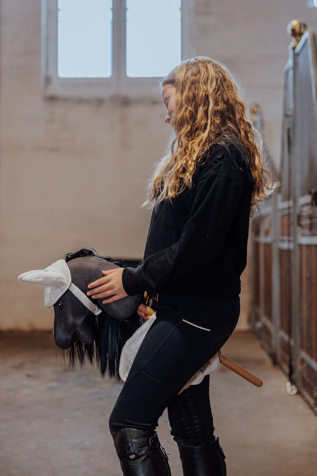 byASTRUP Kæphest Thor – Sort + En GRATIS lege ridehjelm pr. Ordre  | Realistisk Hobbyhorse med Kraftig Manke & Flotte Detaljer