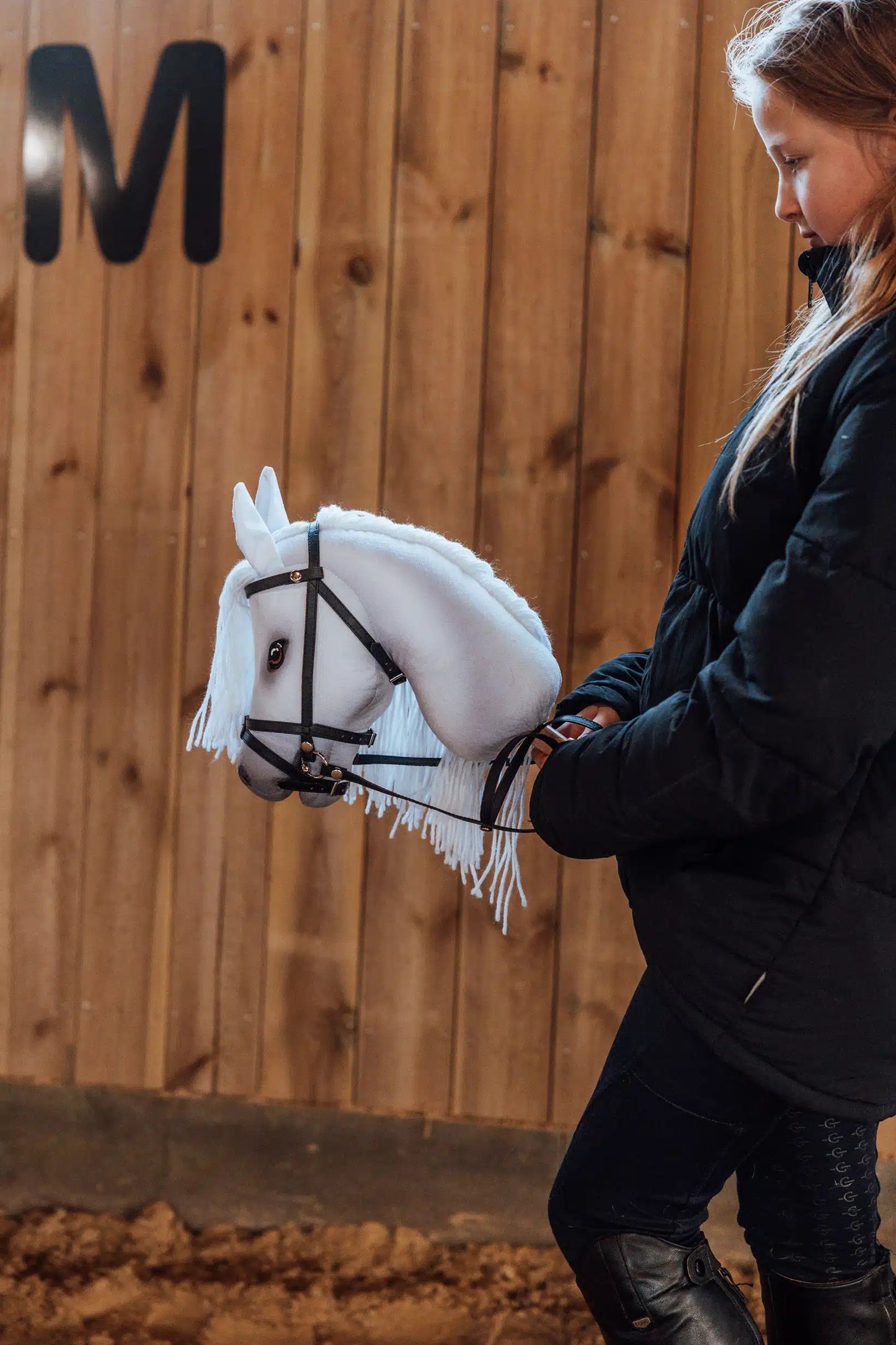 byAstrup - Kæphest Sigrid, hvid + en gratis ridehjelm pr. Ordre